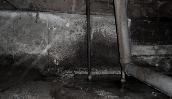 床下の配管の水漏れの画像